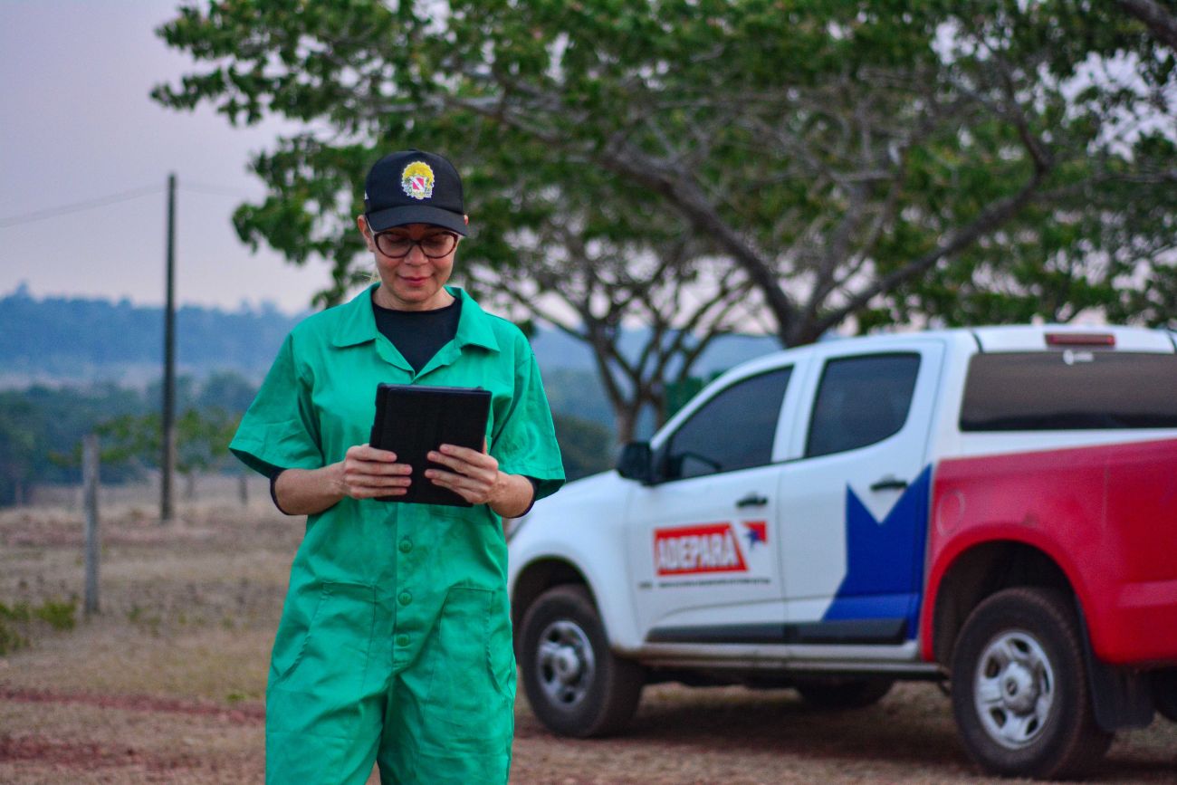 fiscal no campo operando o sistema por meio do tablet