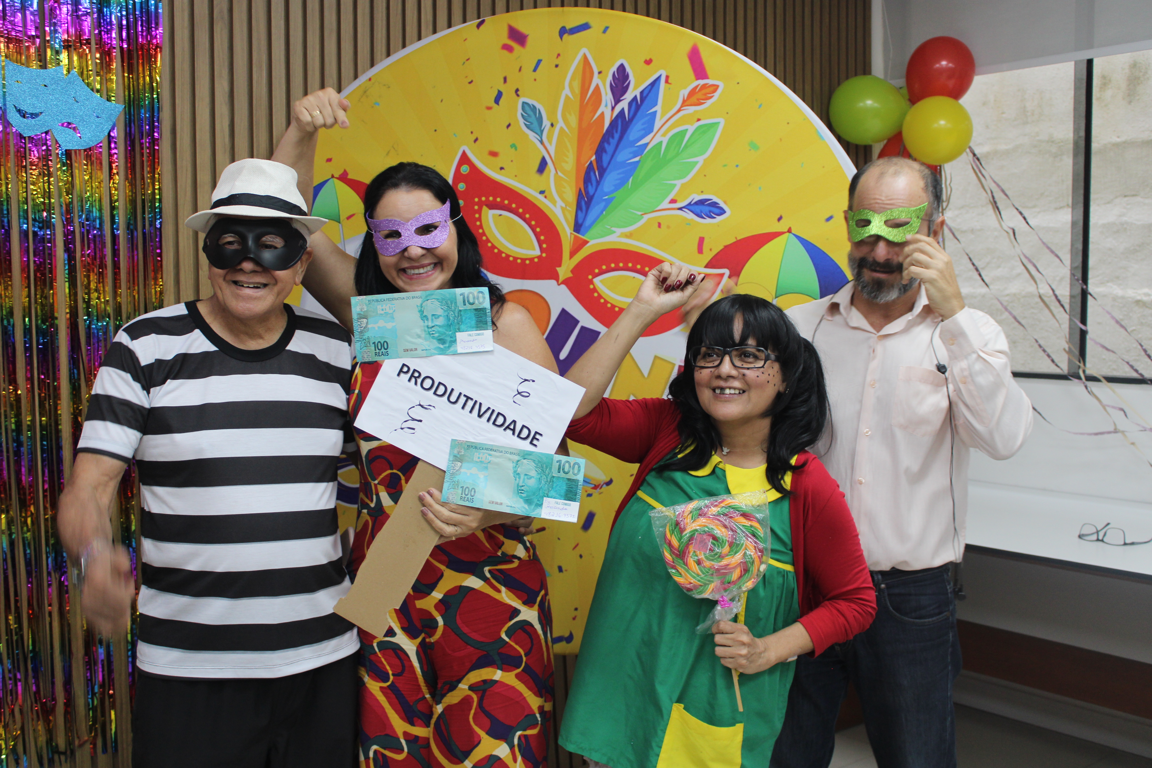 Servidores fantasiados