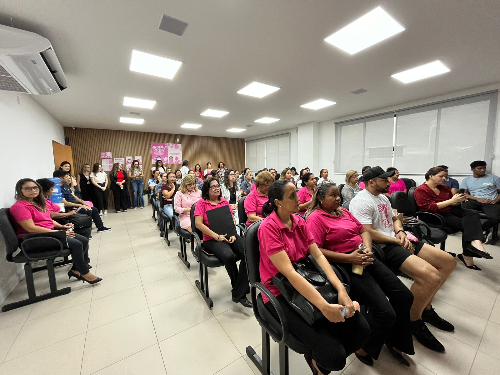 servidoras lotaram o auditório para acompanhar a programação