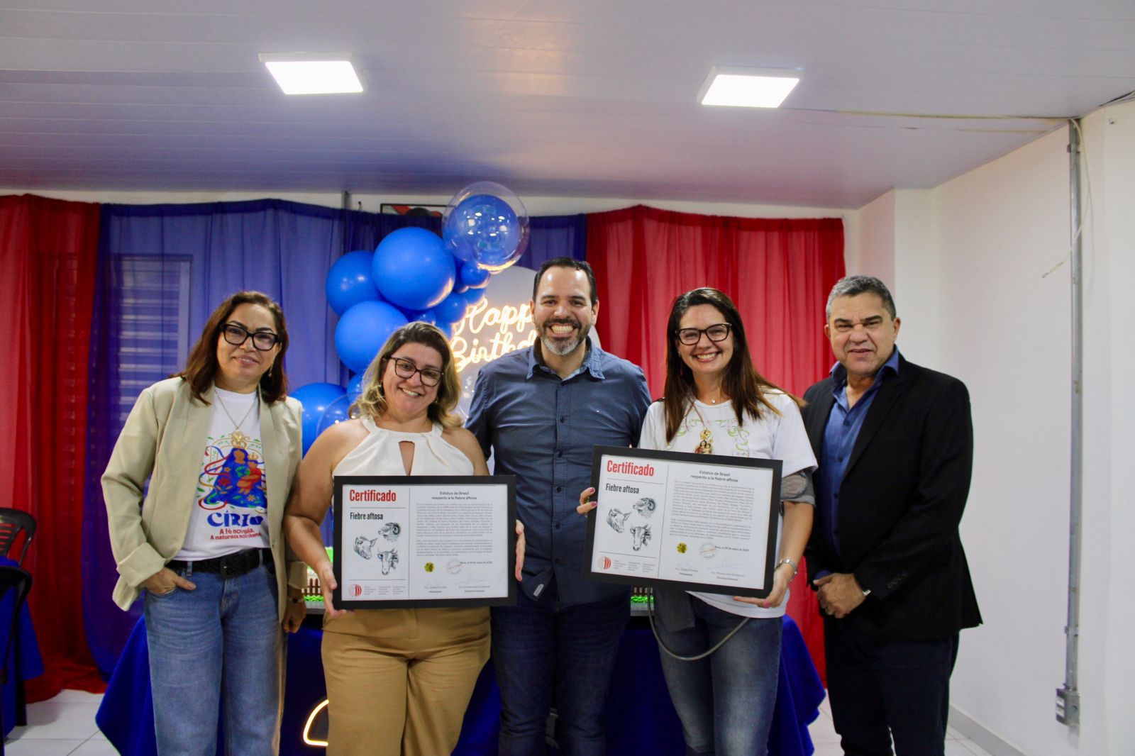 diretor entrega certificados de área livre de aftosa sem vacinação