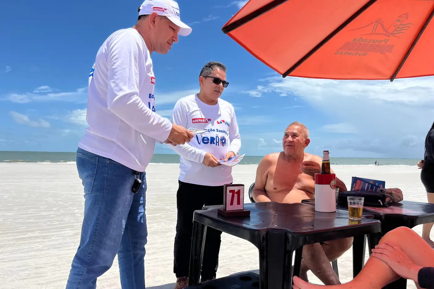 Agentes da Adepará distribuem material informativo