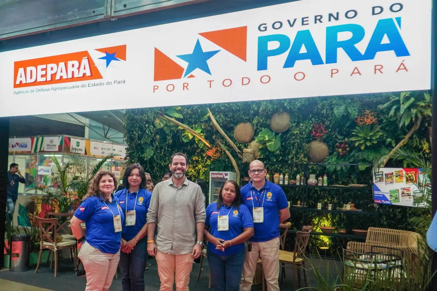 Diretor-geral da Adepará, Jamir Macedo, e equipe no Festival Internacional do Chocolate e do Cacau e Flor Pará