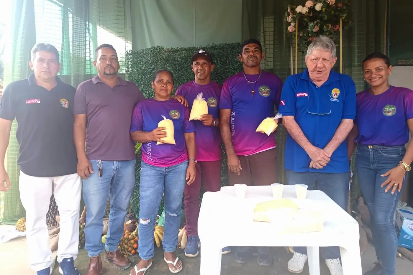 produtores da casa de farinha junto da equipe da Adepará 