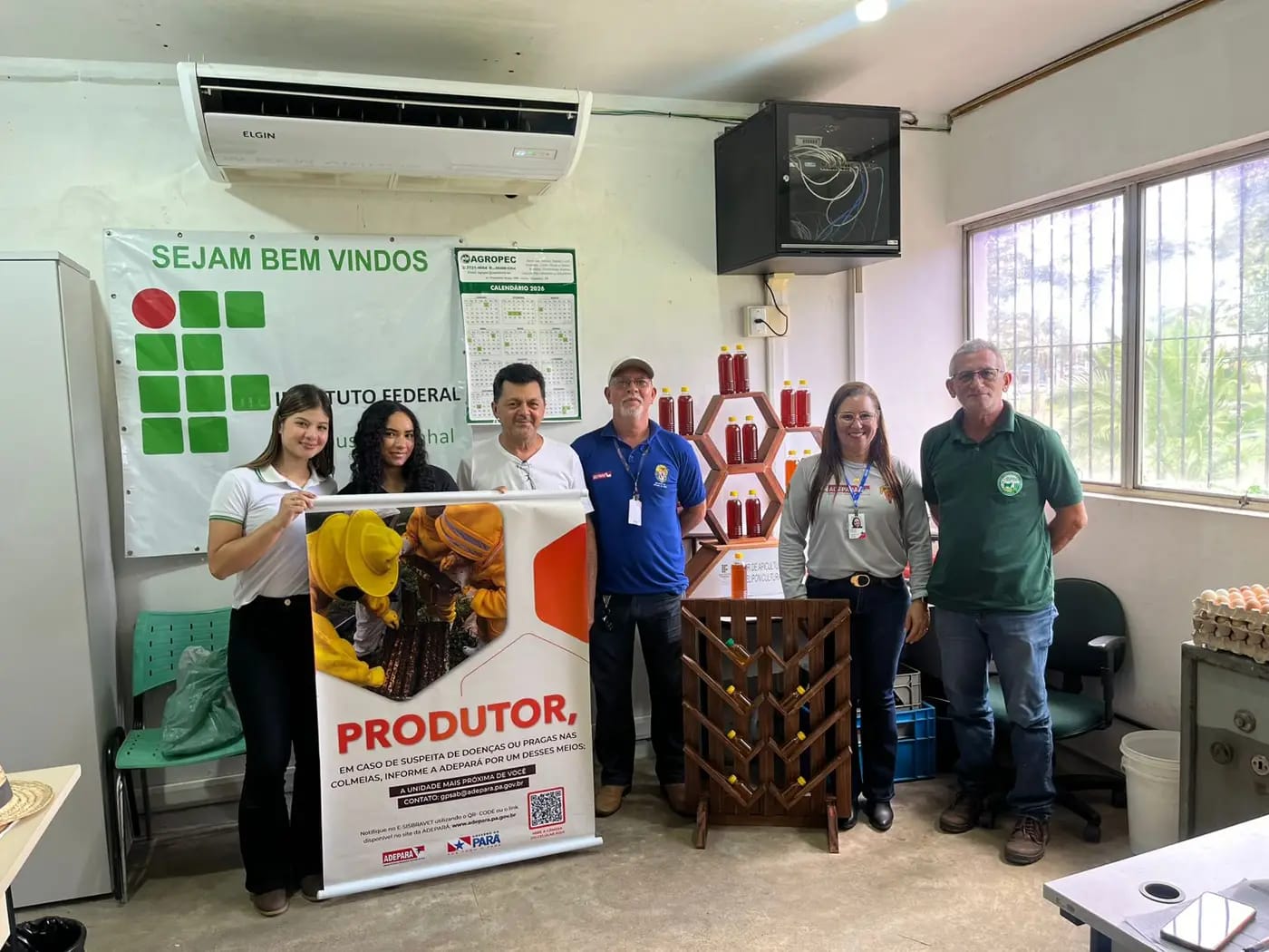 No Pará, a apicultura e a meliponicultura vêm ganhando destaque como atividades importantes para o fortalecimento da produção sustentável, geração de renda e preservação ambiental, especialmente pelo papel das abelhas na polinização e manutenção da biodiversidade.   Segundo a Gerente do Programa Estadual de Saúde das Abelhas, Elaine Queiroz, a Agência de Defesa Agropecuária realiza diversas ações de educação sanitária que contribuem para o desenvolvimento sustentável da atividade apícola no Estado. “A Adepará desenvolve constantemente ações de educação sanitária, levando orientação aos produtores e fortalecendo o acompanhamento cadastral, contribuindo para uma atividade apícola mais segura, sustentável e consciente em todo o Estado”, enfatizou. 