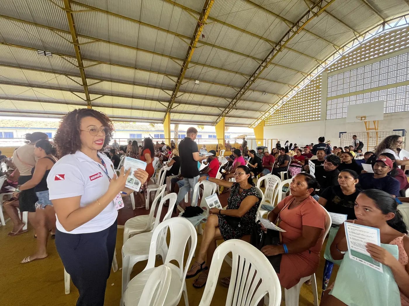 Servidora da Adepará conversa com produtores sobre a prevenção contra a praga da vassoura-de-bruxa da mandioca
