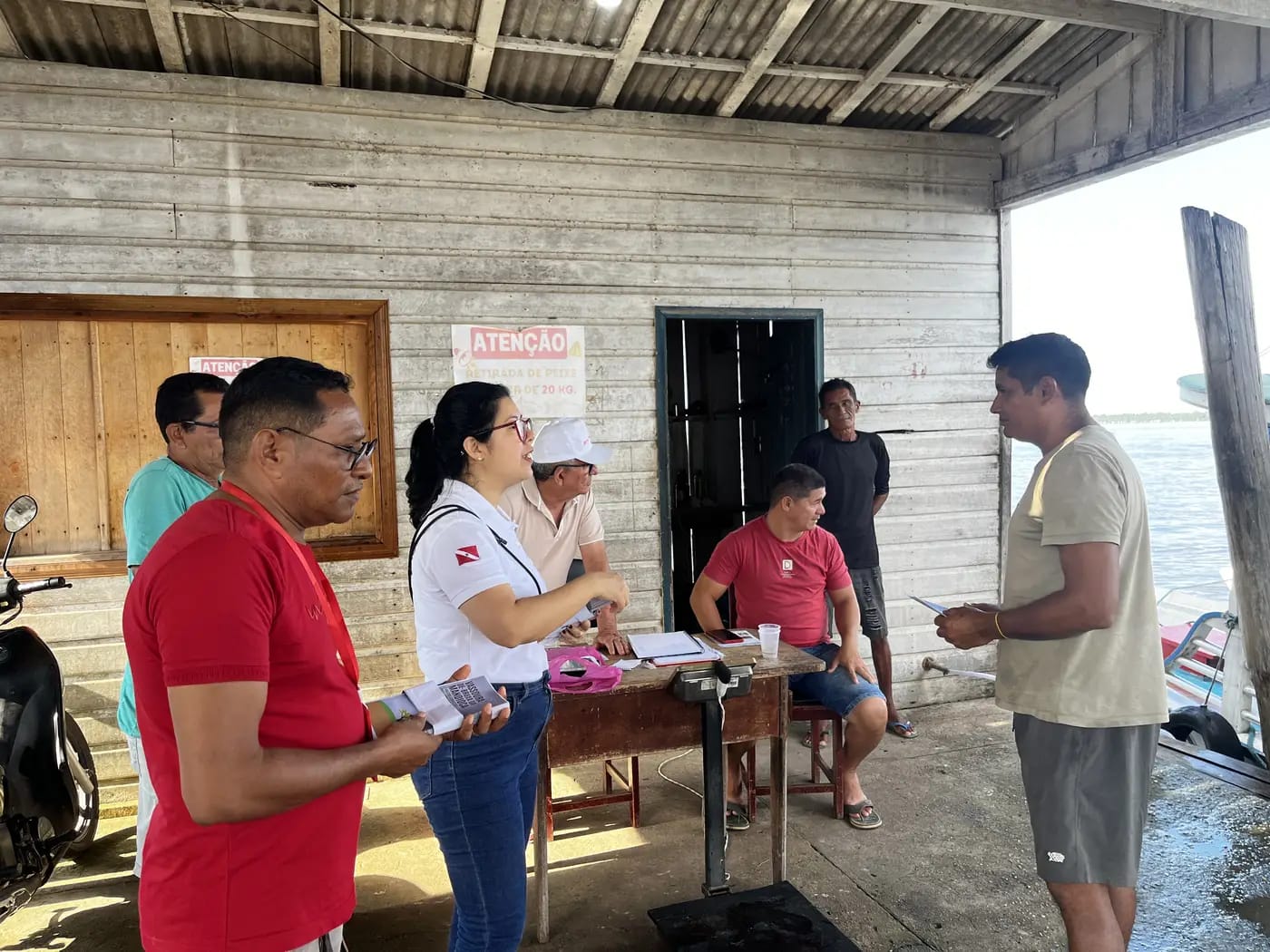 Promotora de Justiça do MPPPA, Ione Nakamura, em ação com as equipes da Adepará em Portel