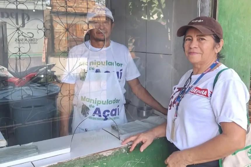 Com os batedores de açaí em Curralinho