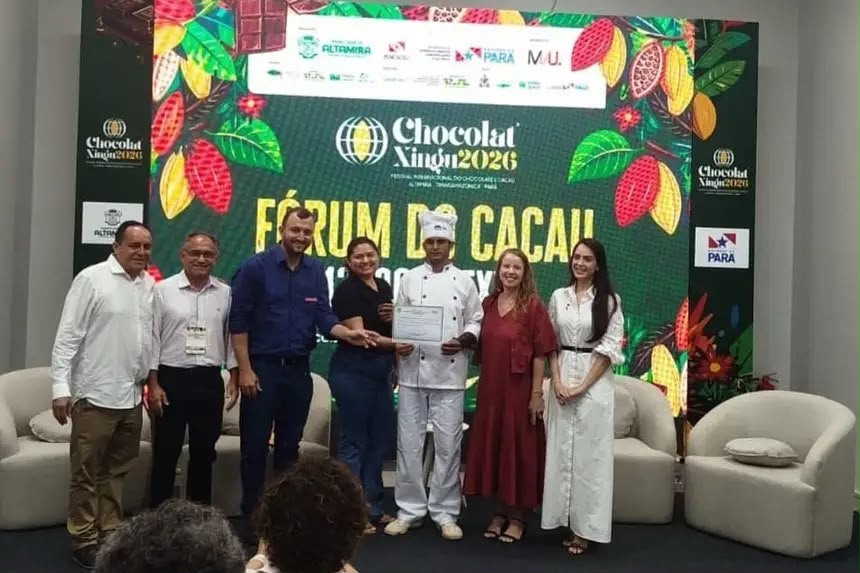 Cláudio Aquino , da Assurini Cacau, recebeu o certificado para produção de chocolate artesanal