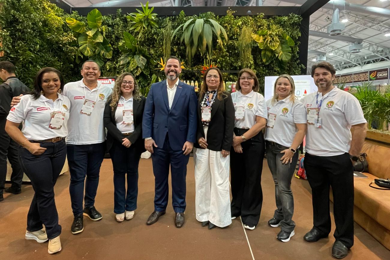 Jamir Macedo e parte da equipe de engenheiros agronômos